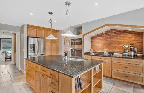 Gorgeous Creek Side Ranch-Style Estate With Dock - Foto 11