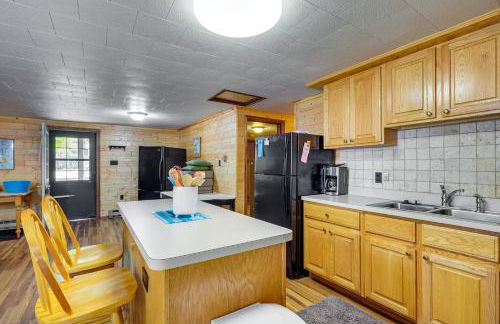 2 Blocks to Boat Ramp Higgins Lake House with Grill - Foto 6