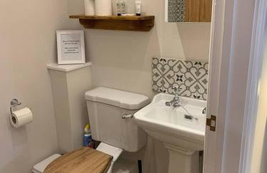 The Barn at Pentregaer Ucha, with tennis court and lake - Foto 17