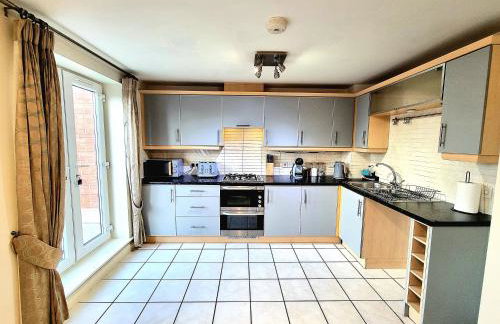 Spacious 4 Bed Family Home with Private Garden & Free Parking - Hamilton - Foto 9