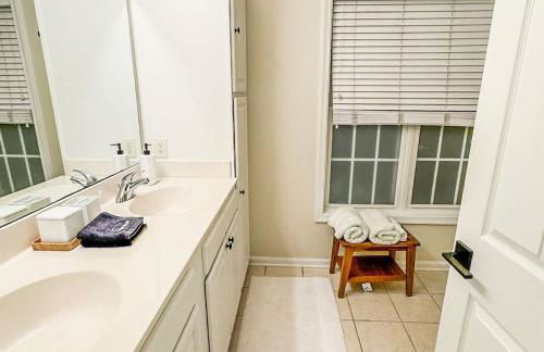 Spacious Private 2BR-2BA I Pool I Garage I Central - Foto 14