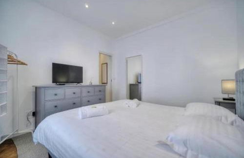 LOENA CANNES CENTRE - 2 pièces rénové - 4 personnes - proche croisette palais festival plage - internet gratuit - climatisation - non fumeur - Foto 3