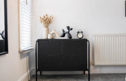 Stylish House - Close to City Centre - Self-Check-In - Free Parking, Work Space, Fast WiFi, Smart TV and Garden by Yoko Property - Foto 6