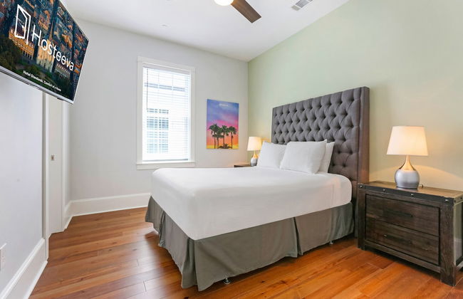 Modern 4 BR Condo with Balcony & Pool - Near FQ - Foto 6