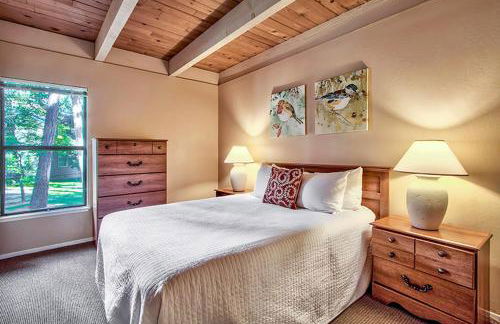 South Lake Tahoe Resort - Steps to Beach & Close to Heavenly - Foto 18