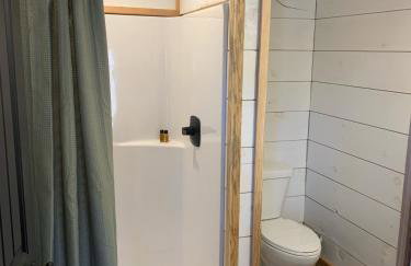 New, modern cabin with private lake and hiking - Foto 15