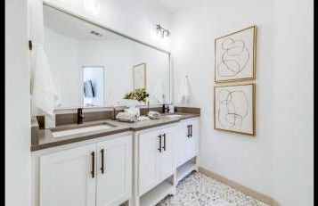 Stylish townhome near AT&T Stadium, Globe Life, Six Flags & More - Photo 21