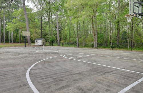 Cottage with Deck and Pool Access about 6 Mi to Beach - Foto 35