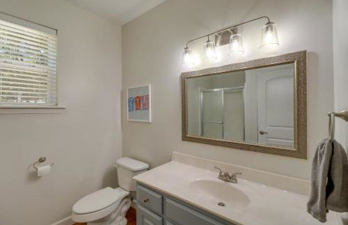 Luxury Lakefront Retreat with Deck and Patio! - Foto 28