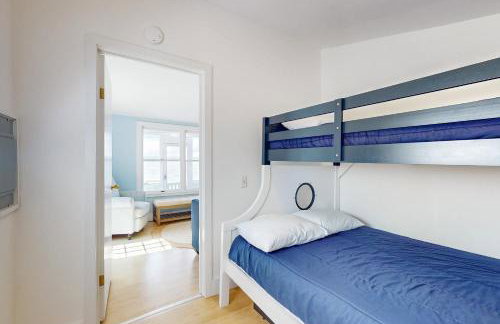 2BR Lakeside Home with Patio, Porch and AC - Foto 10