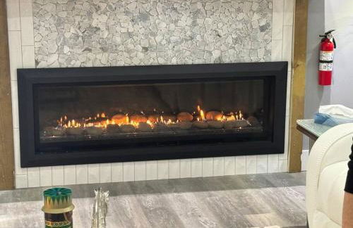 New Sunday River Ski Retreat with Hot Tub Spa - FirePit Sleeps 16 - Foto 66