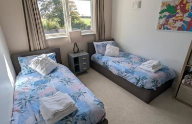 Unique, Spacious, Self-Built Eco Home with huge garden and movie room - Photo 4