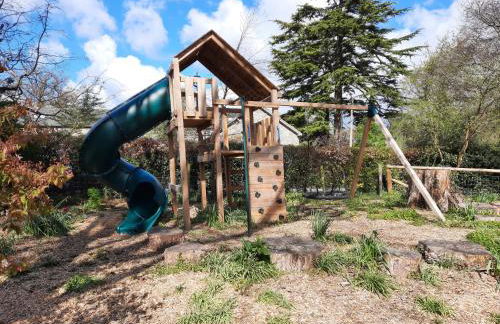 Little Underhill - Photo 2