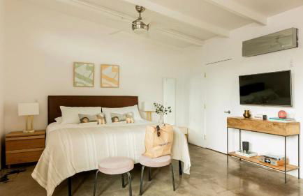 2 Rooms Sleeps 8 Retro Hotel w Pool Wesley King Studio Buyout by AvantStay - Foto 19