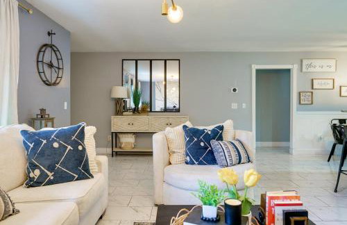 Lounge Area Office Fenced Yard Near It All - Photo 22