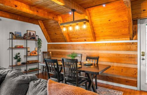 Charming A-Frame Cabin w Hot Tub & Mountain Views - Foto 28