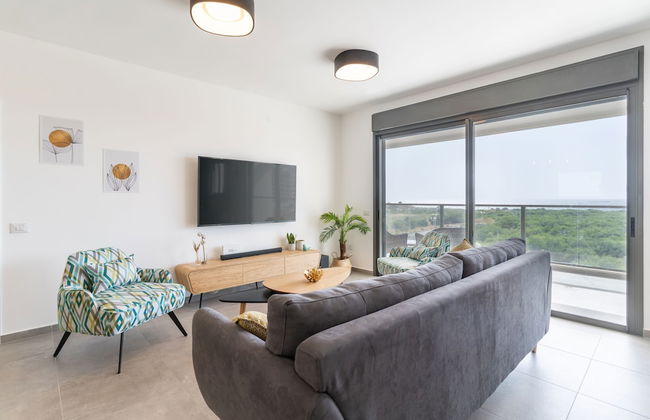 Sunlit Balcony & Coastal Charm by Sea N' Rent - Foto 16