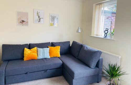 3 Bedroom House Garden Free Parking 15 min to centre 5 min to motorway - Foto 9