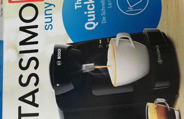 "FurnishedRentals Direct" WiggenHouse Stylish 3 Bedroom house Sleeps 8 with Free Parking, 2 Bathrooms, near to Watford High Street and Watford Football Stadium, Suitable for visiting Harry Potter Warner Bros Studio and London - Photo 2