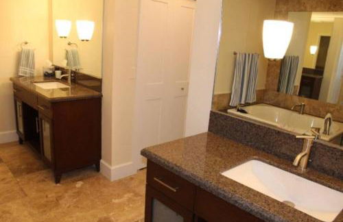 LIC Mgr - LUXURIOUS 3 BED 3 BATH OCEANFRONT SUITE - UPSCALE OCEANFRONT RESORT - INDOOR PICKLEBALL - SPEAKEASY! - Photo 19