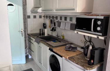 APPARTEMENT ET SA JOLIE TERRASSE Le Lavandou Saint Clair, a deux pas de la plage de St Clair, au calme, Studio tout équipé, clim, Wifi Fibre, TV connectée, lave linge, lave vaisselle, place de parking et plus, serviettes et draps fournis - Foto 21