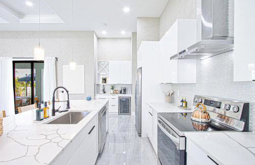 Luxurious Waterfront Home with Heated Pool and Jacuzzi - Foto 21