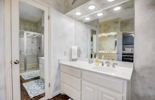 Stunning Lakefront Home with 2 Patios, Chef's Kitchen, & Lake Access - Foto 42