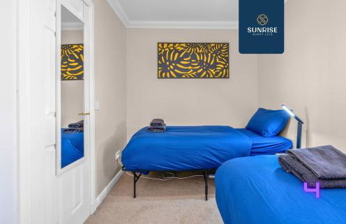 Muirton House 2 - INVOICE and REDUCED PRICE only via SUNRISE SHORT LETS DUNDEE, SLEEPS 8 has 4 Twin Bedrooms with 4 Car Parking, 2 Baths, 5 Smart TV, Fully Equipped, Garden, Free WiFi, and ONLY 9 Mins to STANNERGATE Ports - Foto 17