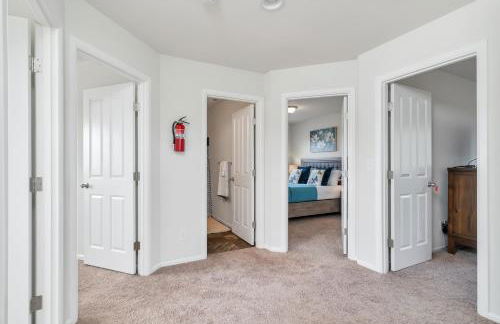 Terra House Tacoma - EV Power Station, Crib, Stroller, High Chair - Foto 20