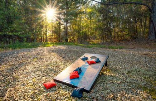 NEW Farmhouse-Chic Cabin with Hot Tub & Firepit - Foto 3