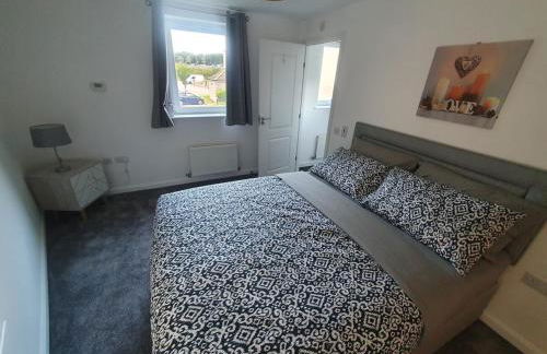 Two Bedroom En-Suite Modern Apartment Urquhart Road , Beach Area -Free Parking - Photo 8