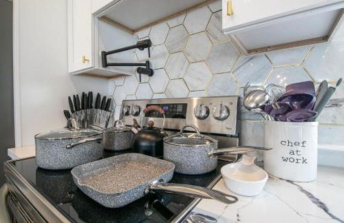 Steps Away from Cruisin' the Coast , Gulfport 2BR, Game Room, and Free Parking - Foto 22