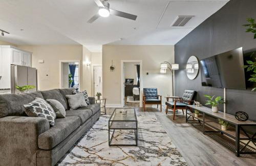 Upscale 2BR suite With Free Parking and Walkable Area - Foto 27