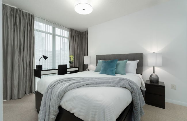 Modern Condo in Financial District - Photo 9