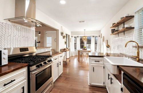 Charming & Bright W Lounging Pool and Hot Tub - Photo 24