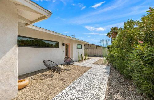 Whimsical Oasis Retreat by Rather Be Properties - Foto 27