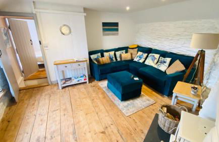 SPINDRIFT is A Beautiful Newly Refurbished THREE BEDROOM Private Family House located on the OLD HARBOUR and the COASTAL PATH in the Heart of Beautiful POLPERRO - Foto 19