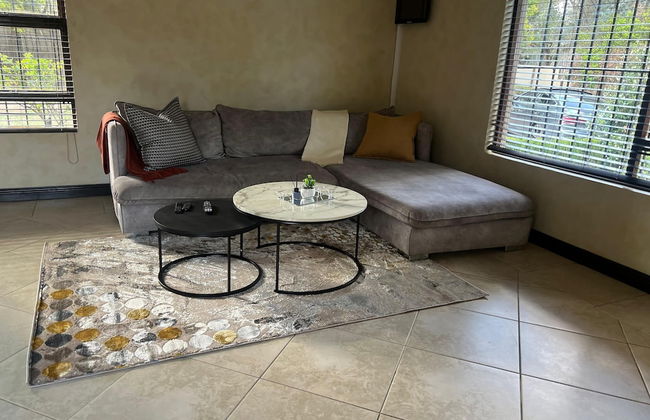 Fourways Luxury 5-Bed Home - Photo 3