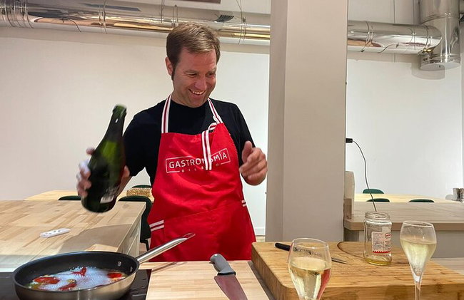 Clase de cocina vasca inmersiva para grupos pequeños en Bilbao con barra libre - Foto 7