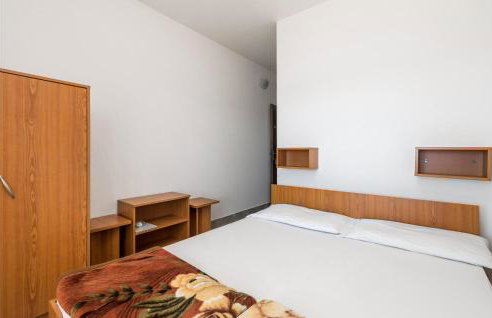3 Bedroom Cozy Apartment In Prizna - Photo 27