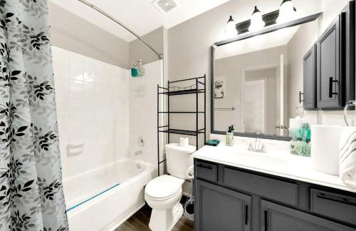 Downtown 3BR Near NRG Stadium - Photo 14