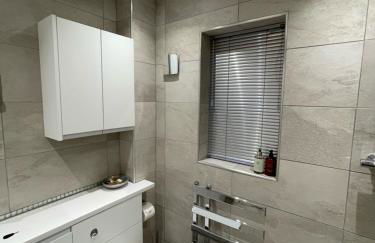 Riverside 2 Bedroom Townhouse with Car Charger - Foto 12