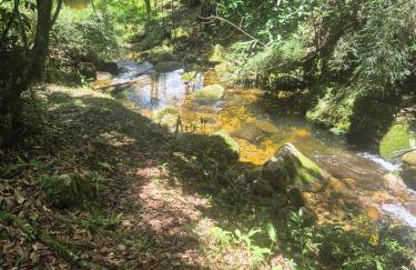 Chalé da Cachoeira - Cachoeira particular dentro da hospedagem - Foto 7