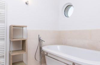 VILLA PHILIPPA - luxurious five-room villa - idyllic location - first row to the sea - spectacular view of the sea bay - unforgettable sunsets - 15 minutes from Supetar ferry port - free parking - private heated pool - Foto 62