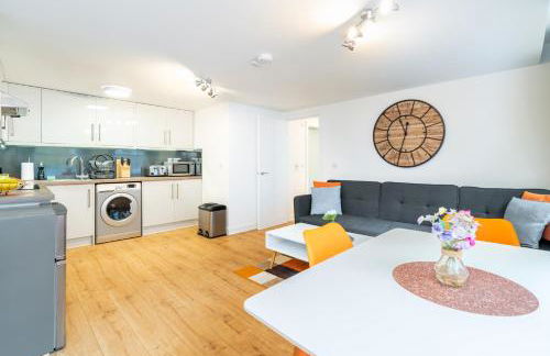 Central Apartment With 55” Smart TV+Netflix - Photo 3