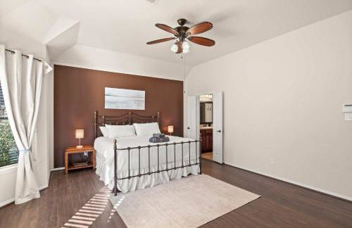 Spacious 4BR 3BA with Yard Mins to LakeLewisville - Foto 16