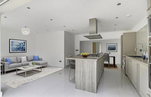 Brand New 4 Bed Deluxe Modern Villa - Sleeps 9 - Private Parking & Garden - Foto 6