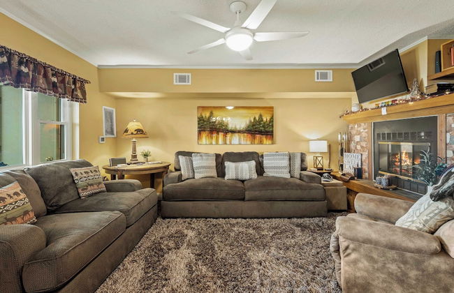 Boulder Lake-scape Lakefront Views + Firepit Central, Walkable Location - Foto 31