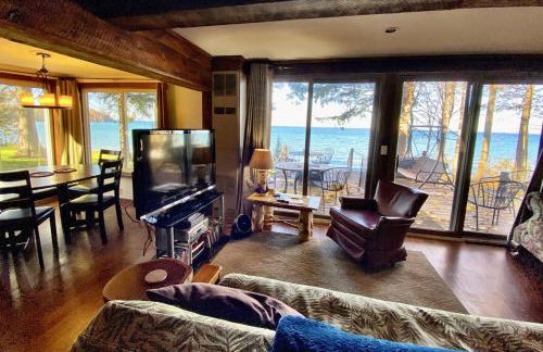 Lakefront Pine Cottage Hot Tub & Fire Pit - Foto 10