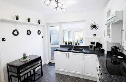 Rosie House 3 bedroom House in Sandbach with Parking - Photo 21